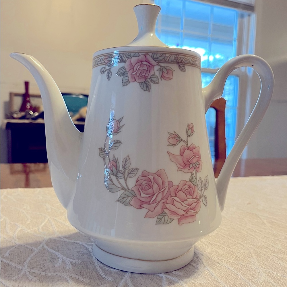 Vintage Crown Ming Fine China Christina Tea Pot with Lid